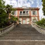 Il colpo d�occhio � notevole. La villa � introdotta da un�ampia e armoniosa scala monumentale con fini colonnine in pietra...